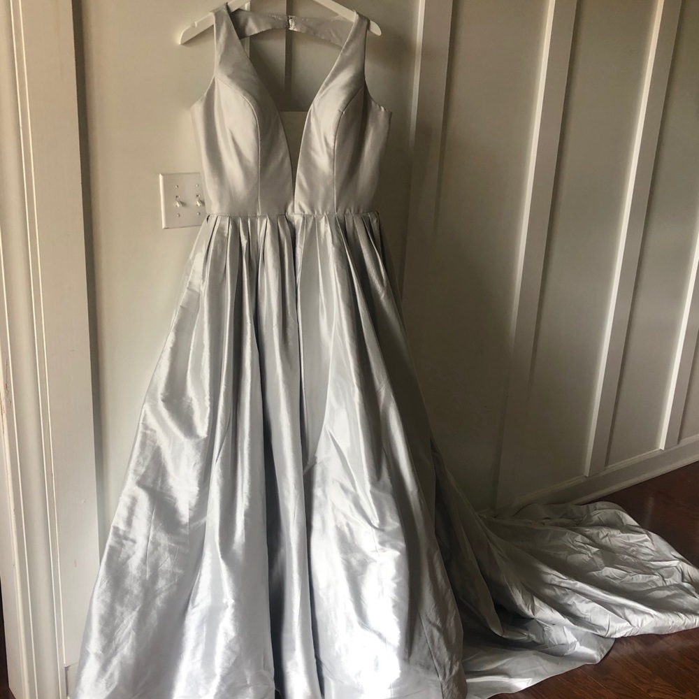 Wedding Dress/Ball Gown